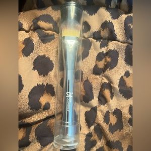 it cosmetics foundation brush